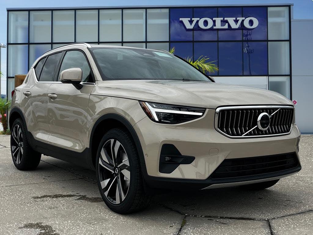 2025 Volvo XC40 B5 Ultra Bright Theme AWD