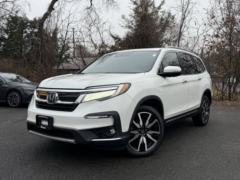 2020 Honda Pilot Touring AWD with Rear Captain's Chairs