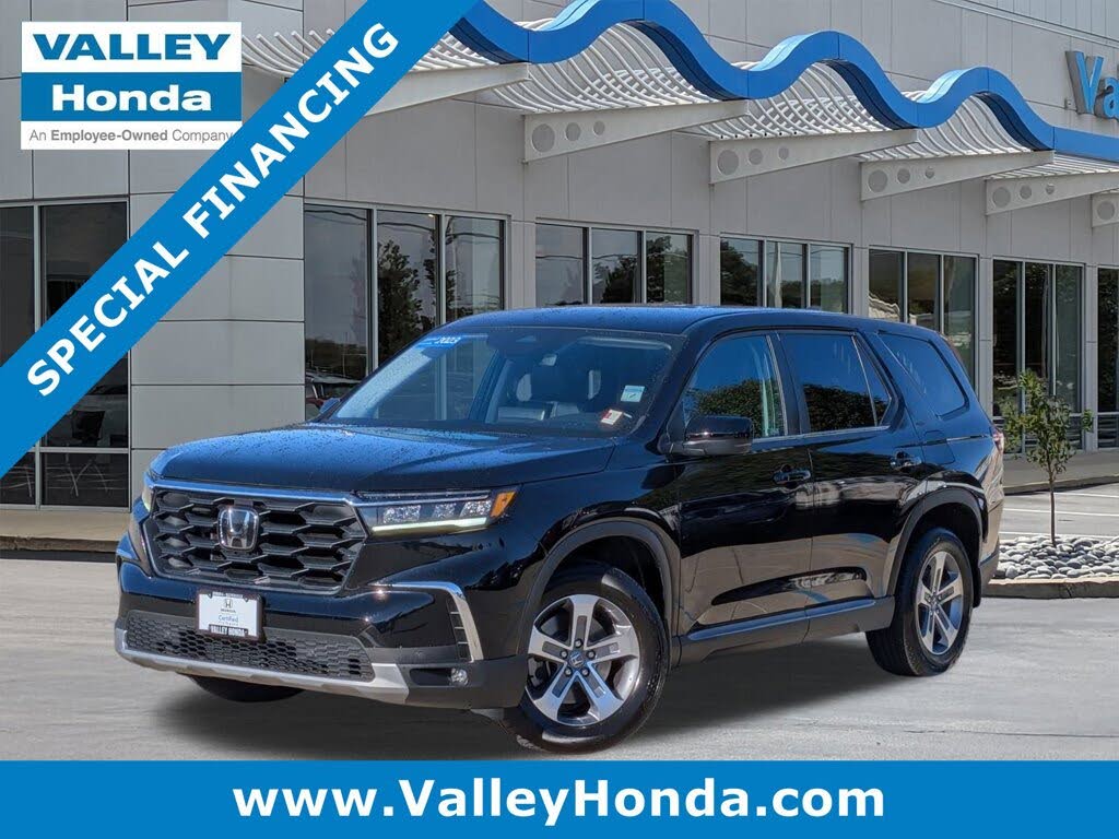 2023 Honda Pilot EX-L AWD with Captains Chairs