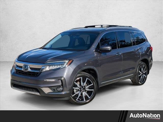 2022 Honda Pilot Touring FWD with Rear Captain's Chairs