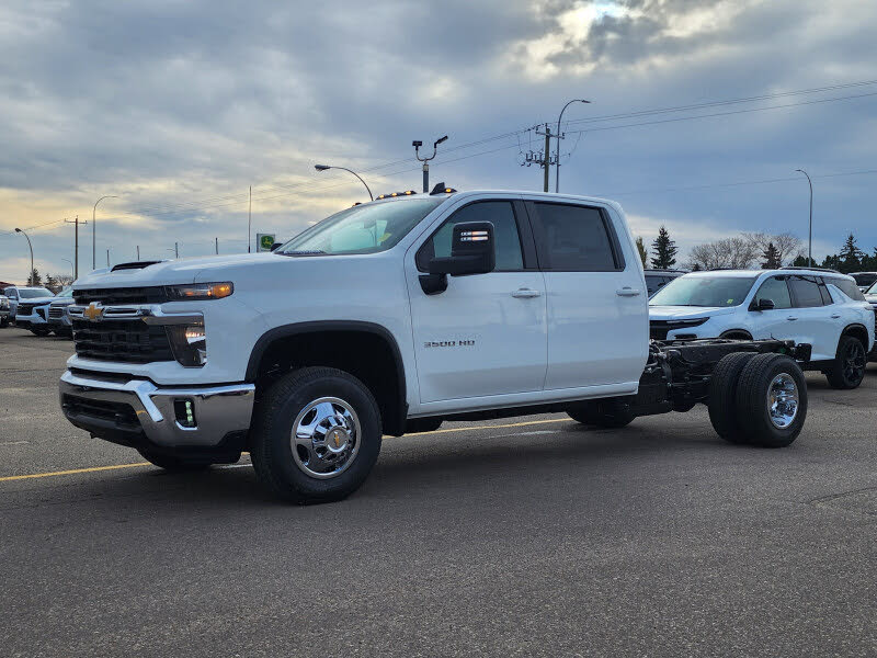 2026 Chevrolet Silverado 3500HD Chassis LT Crew Cab 4WD