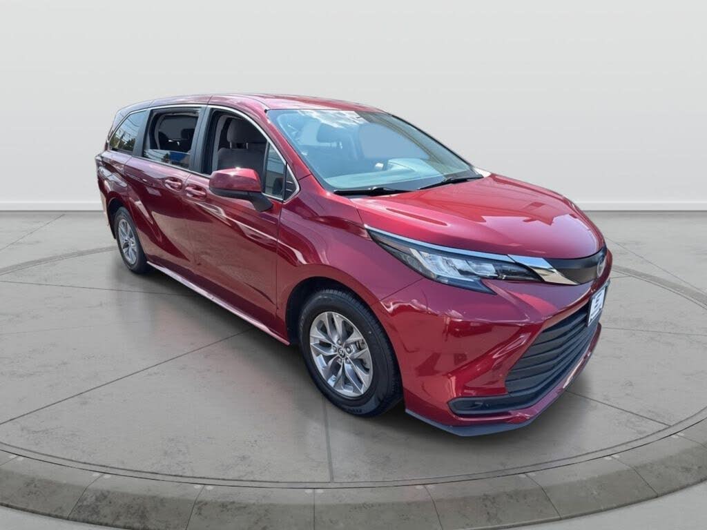 2022 Toyota Sienna LE 8-Passenger FWD