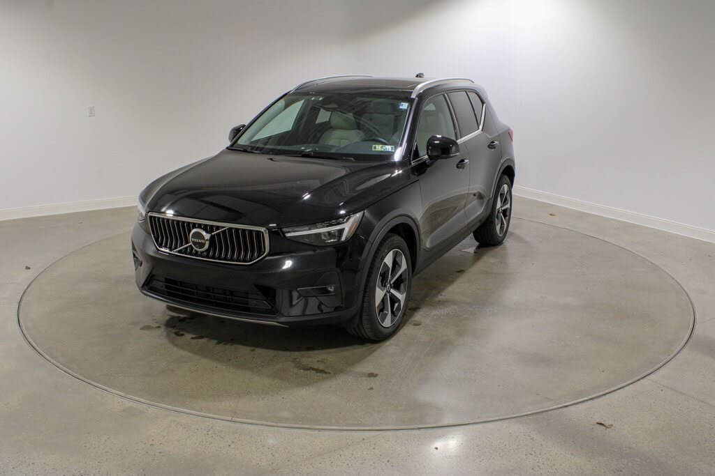 2025 Volvo XC40 B5 Plus Bright Theme AWD