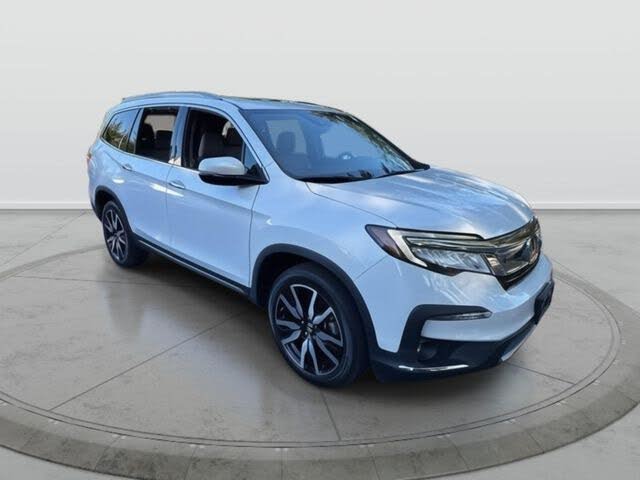 2022 Honda Pilot Touring AWD with Rear Captain's Chairs
