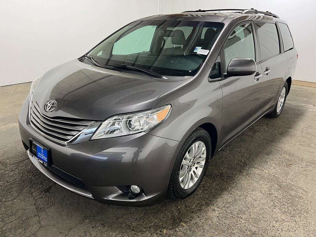 2017 Toyota Sienna XLE 7-Passenger Auto Access Seat FWD