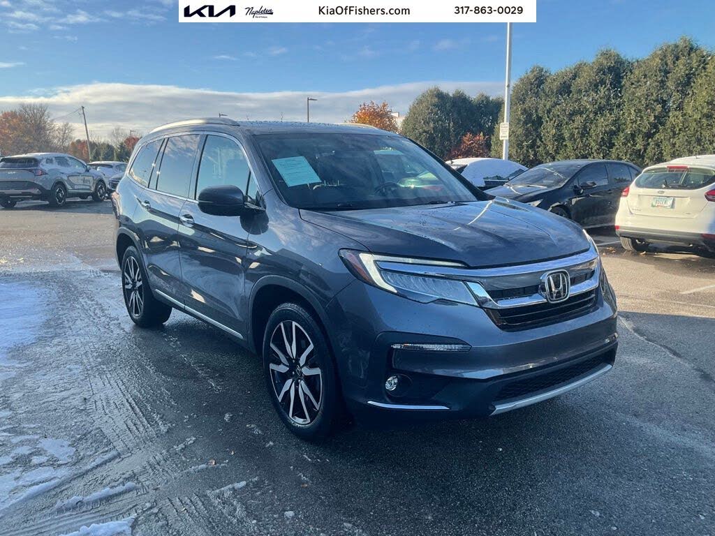 2022 Honda Pilot Touring AWD with Rear Captain's Chairs