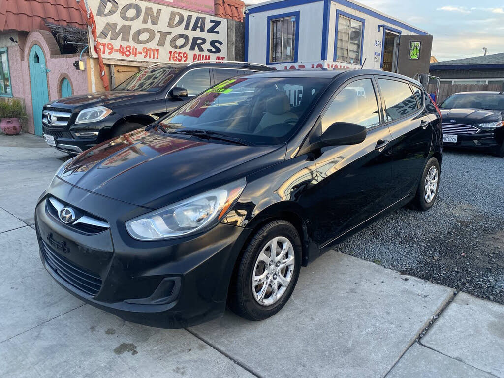 2012 Hyundai Accent GS 4-Door Hatchback FWD