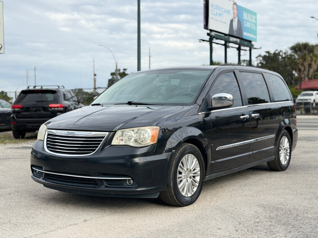 2013 Chrysler Town & Country Touring-L FWD