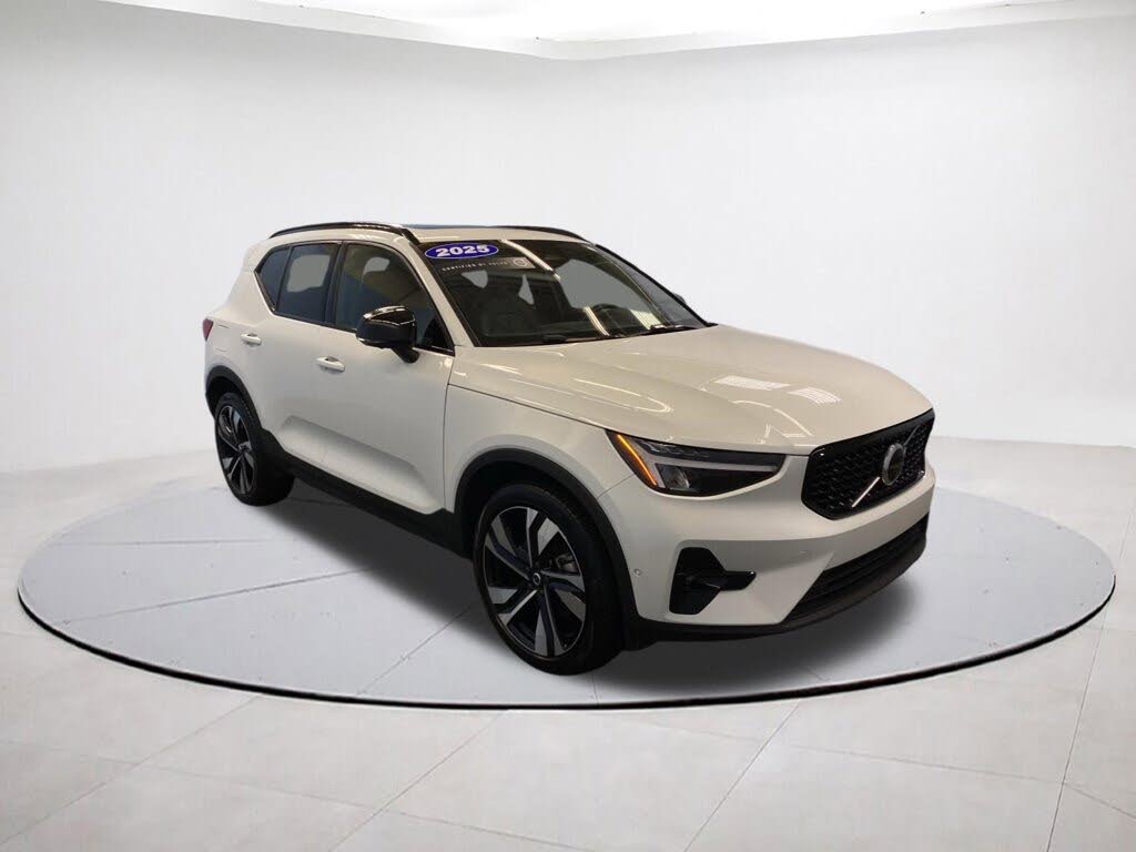 2025 Volvo XC40 B5 Plus Dark Theme AWD
