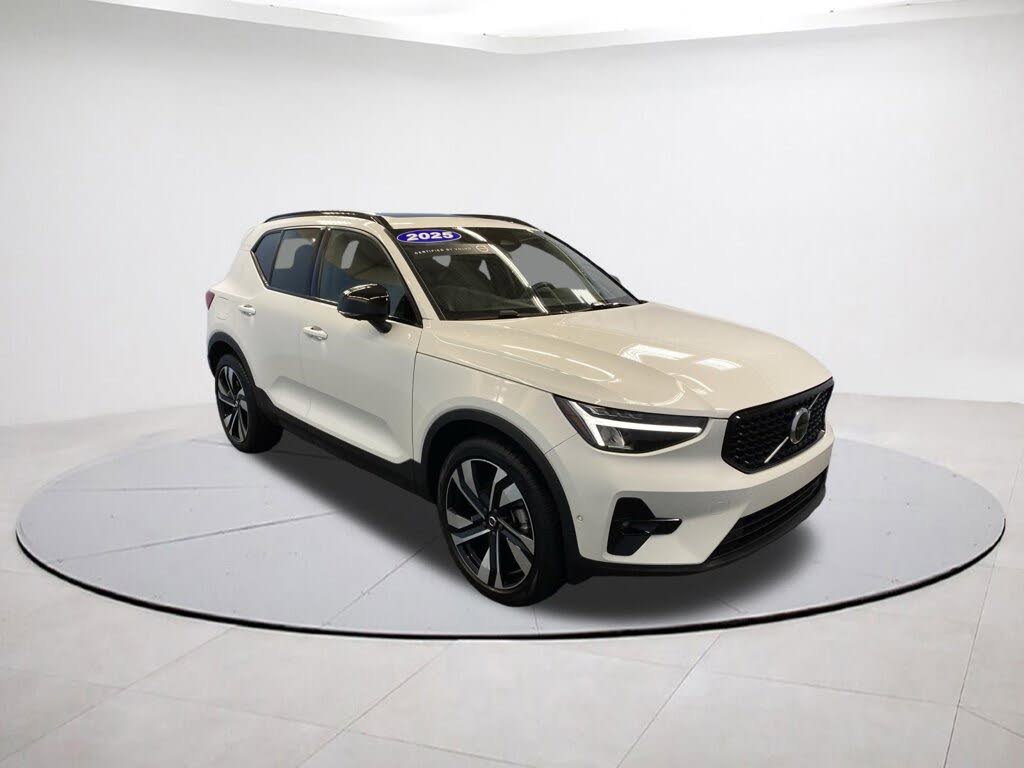 2025 Volvo XC40 B5 Plus Dark Theme AWD