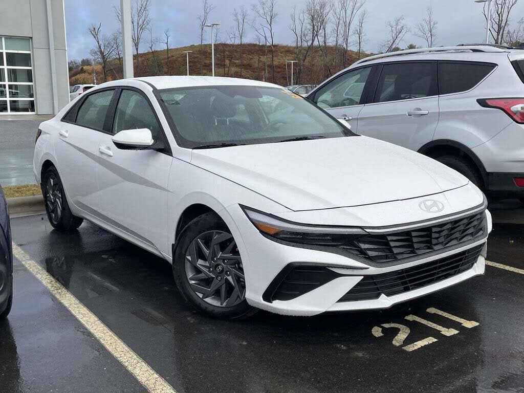 2024 Hyundai Elantra SEL FWD