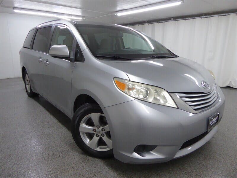 2016 Toyota Sienna XLE 7-Passenger Auto Access Seat