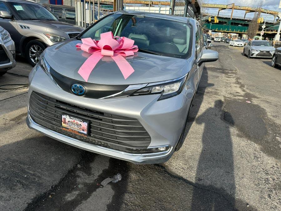 2021 Toyota Sienna XLE 8-Passenger FWD