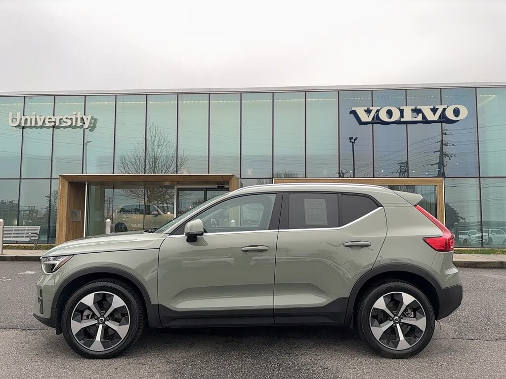 2024 Volvo XC40 B5 Plus Bright Theme AWD