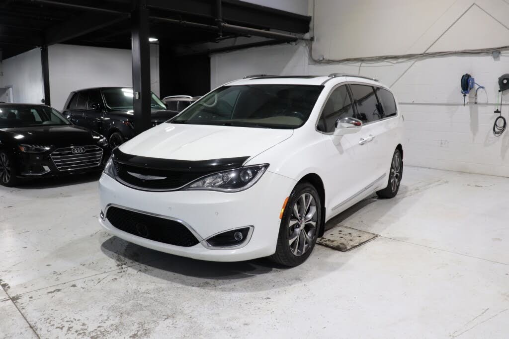 2017 Chrysler Pacifica Limited FWD