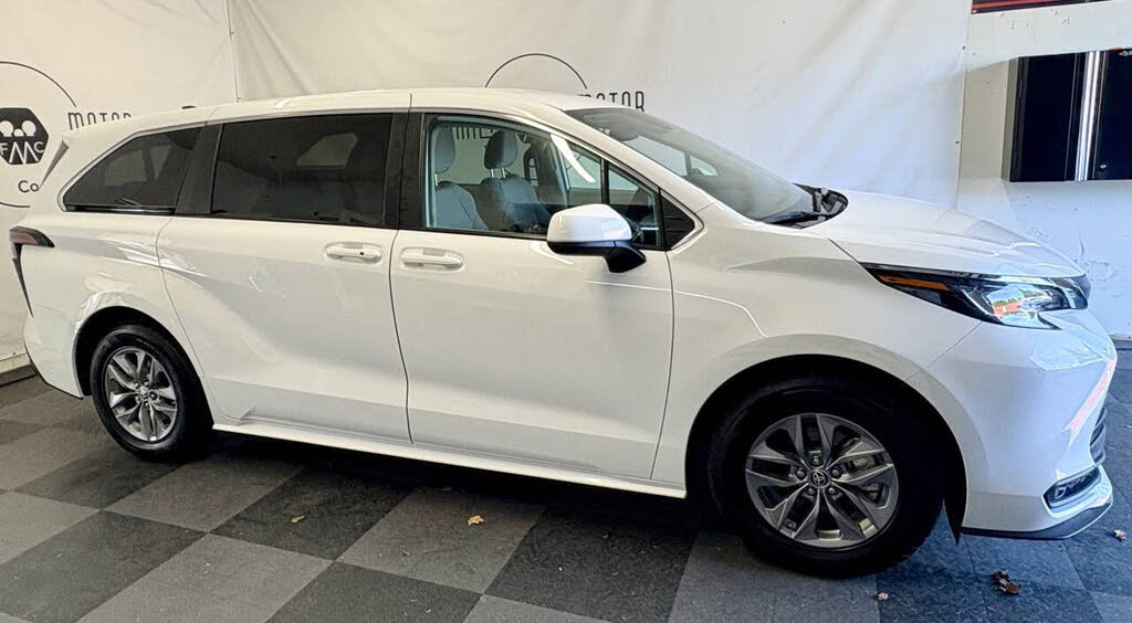 2022 Toyota Sienna LE 8-Passenger AWD