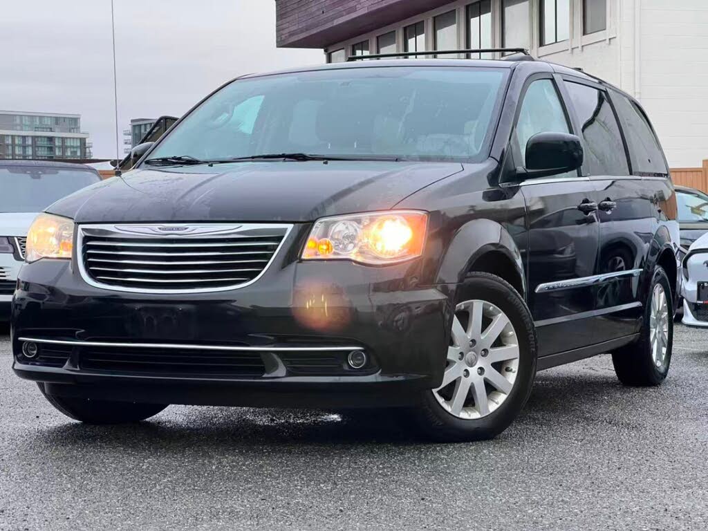 2013 Chrysler Town & Country Touring FWD