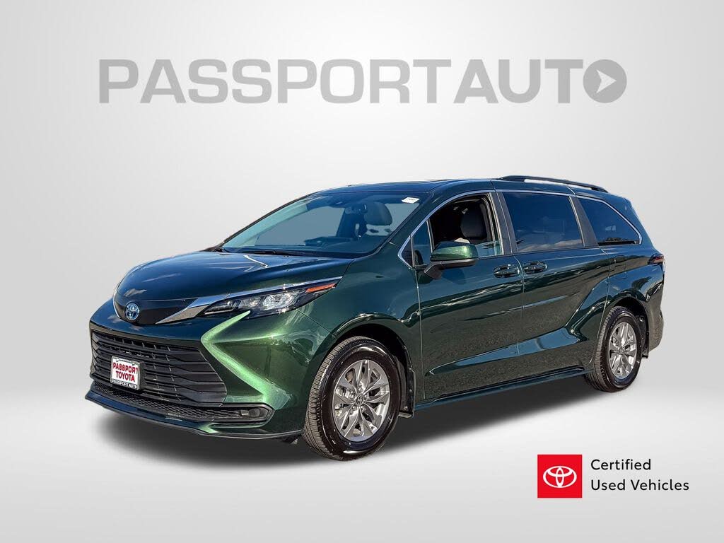 2025 Toyota Sienna LE 8-Passenger FWD