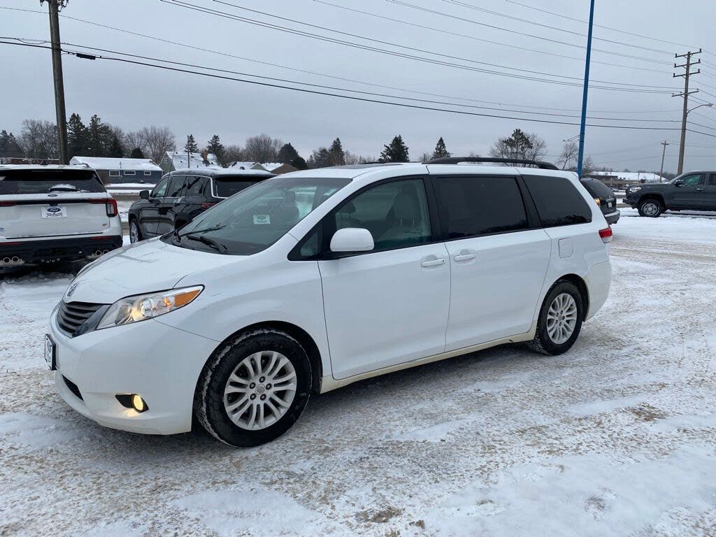 2014 Toyota Sienna XLE 7-Passenger Auto Access Seat