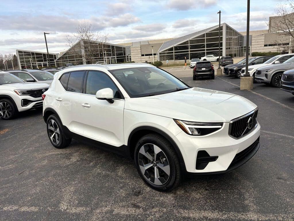 2025 Volvo XC40 B5 Core Bright Theme AWD