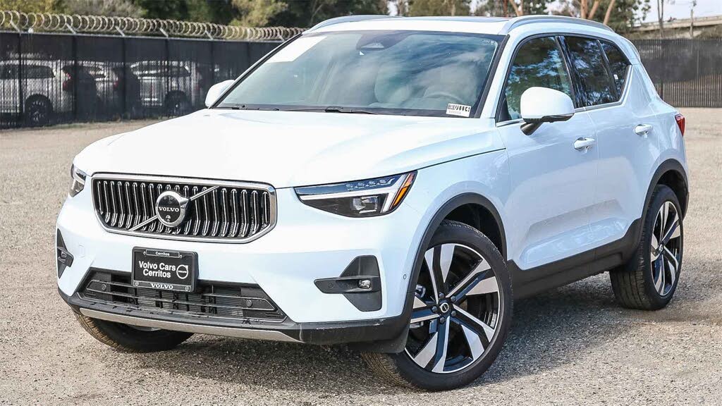 2025 Volvo XC40 B5 Ultra Bright Theme AWD