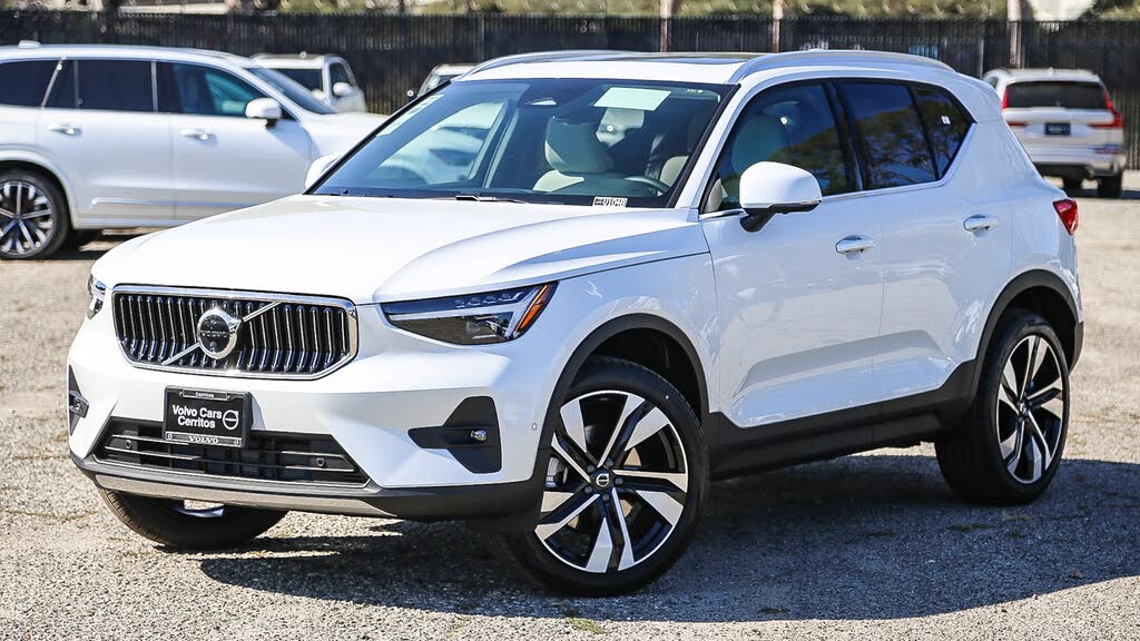 2025 Volvo XC40 B5 Ultra Bright Theme AWD