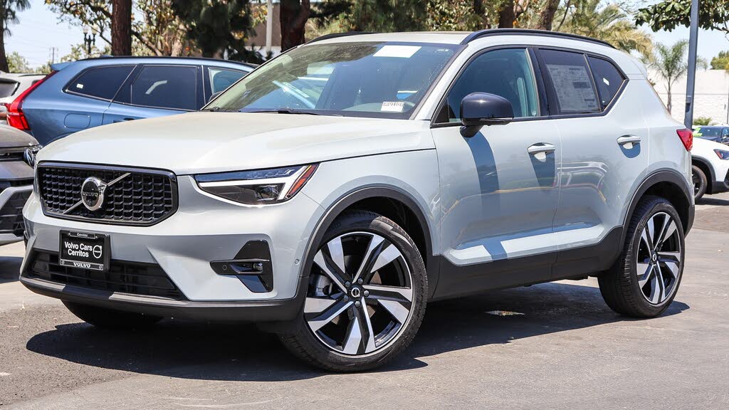 2025 Volvo XC40 B5 Ultra Dark Theme AWD