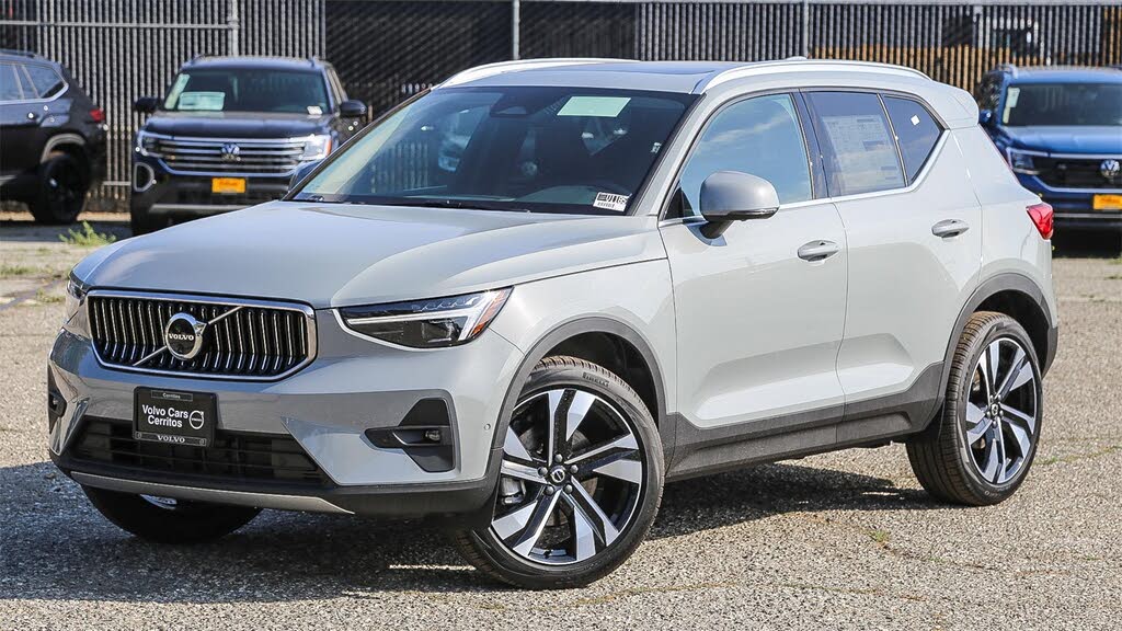 2025 Volvo XC40 B5 Plus Bright Theme AWD