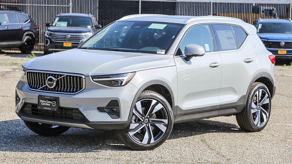 2025 Volvo XC40 B5 Ultra Bright Theme AWD