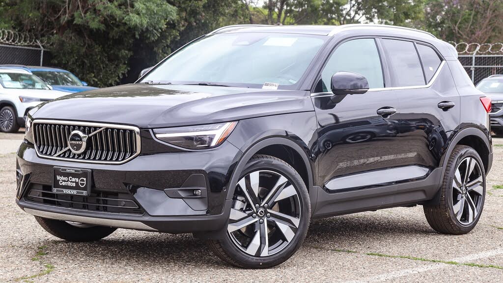 2025 Volvo XC40 B5 Ultra Bright Theme AWD