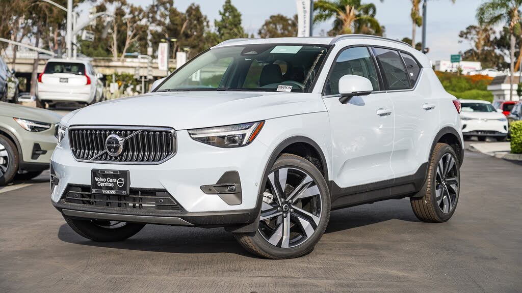 2025 Volvo XC40 B5 Plus Bright Theme AWD