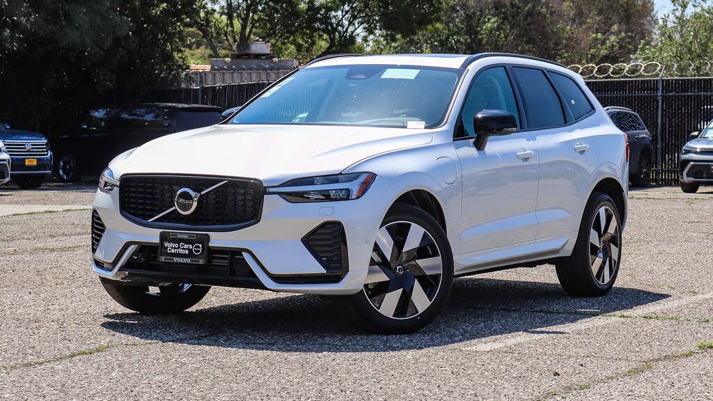2025 Volvo XC60 Recharge T8 Plus Dark Theme eAWD