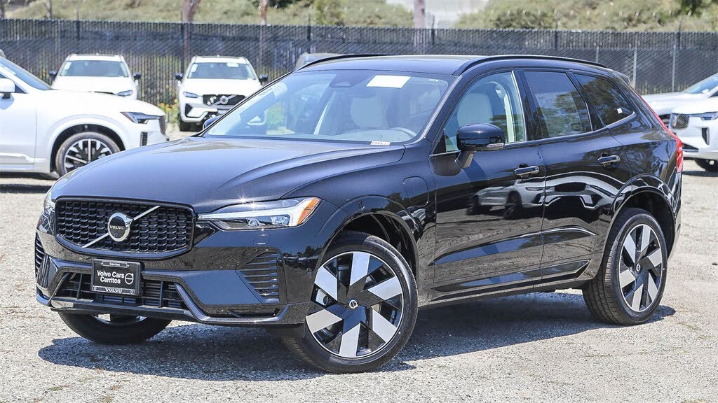 2025 Volvo XC60 Recharge T8 Plus Dark Theme eAWD