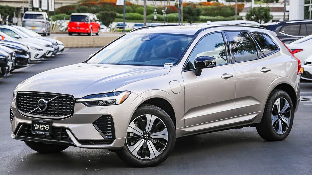 2025 Volvo XC60 Recharge T8 Core Dark Theme eAWD