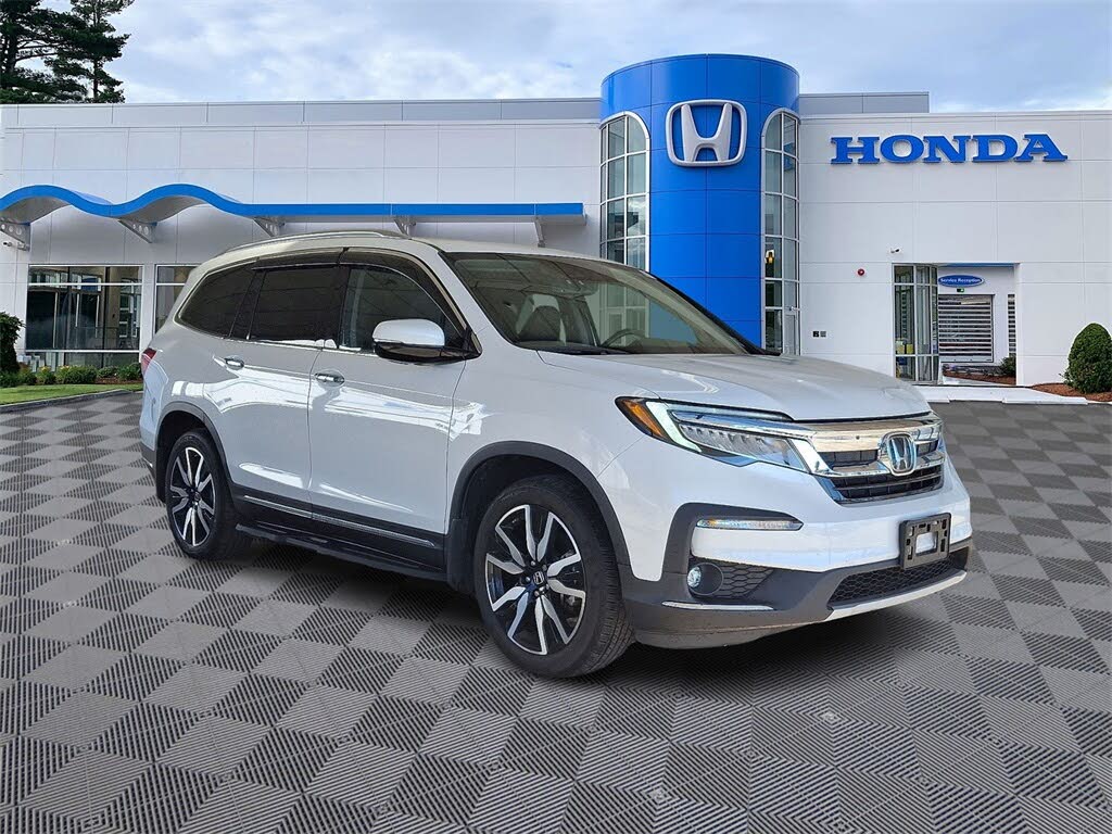 2022 Honda Pilot Touring AWD with Rear Captain's Chairs