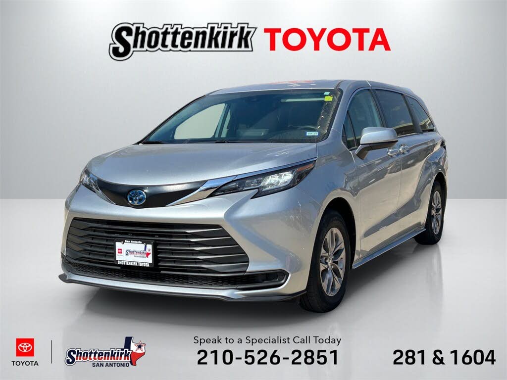 2022 Toyota Sienna LE 8-Passenger FWD