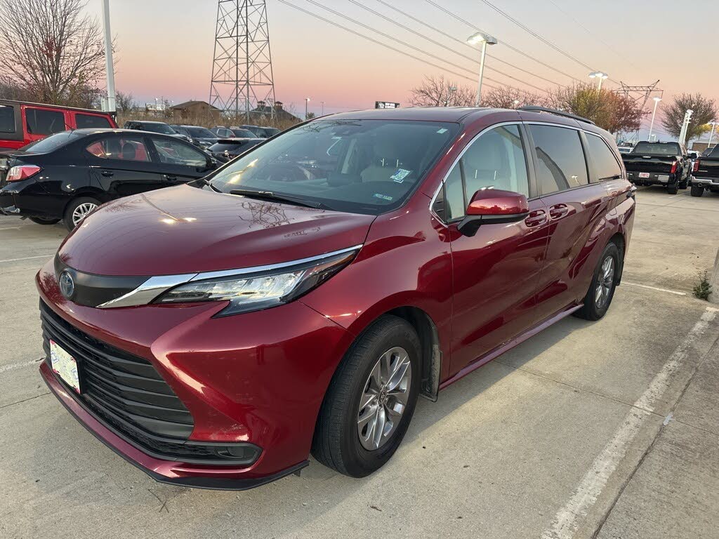 2022 Toyota Sienna LE 8-Passenger FWD