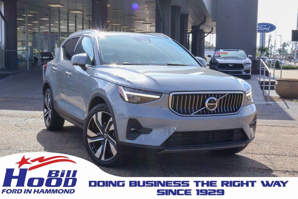 2024 Volvo XC40 B5 Plus Bright Theme AWD