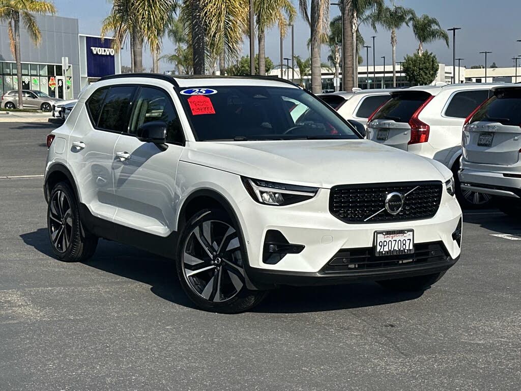 2025 Volvo XC40 B5 Plus Dark Theme AWD