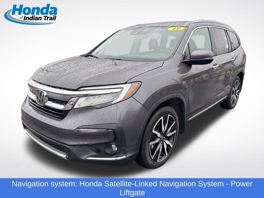 2019 Honda Pilot Touring FWD with Rear Captain's Chairs
