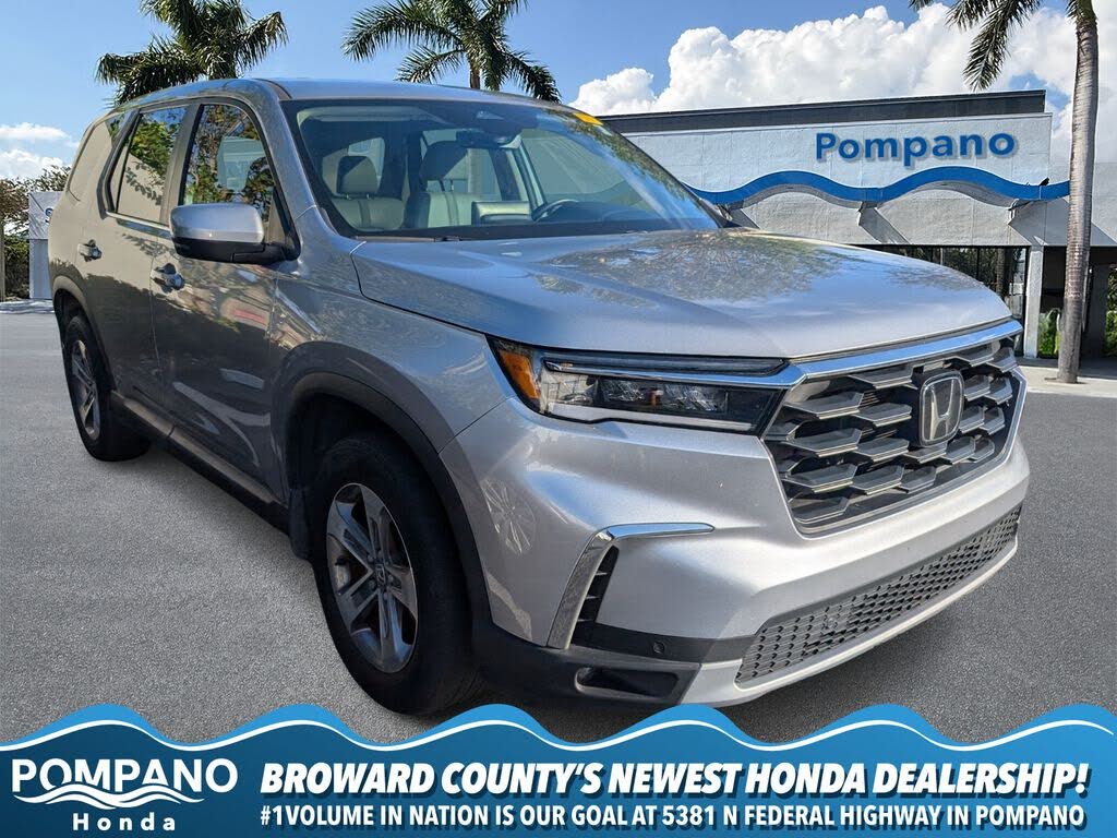 2023 Honda Pilot EX-L FWD with Captains Chairs