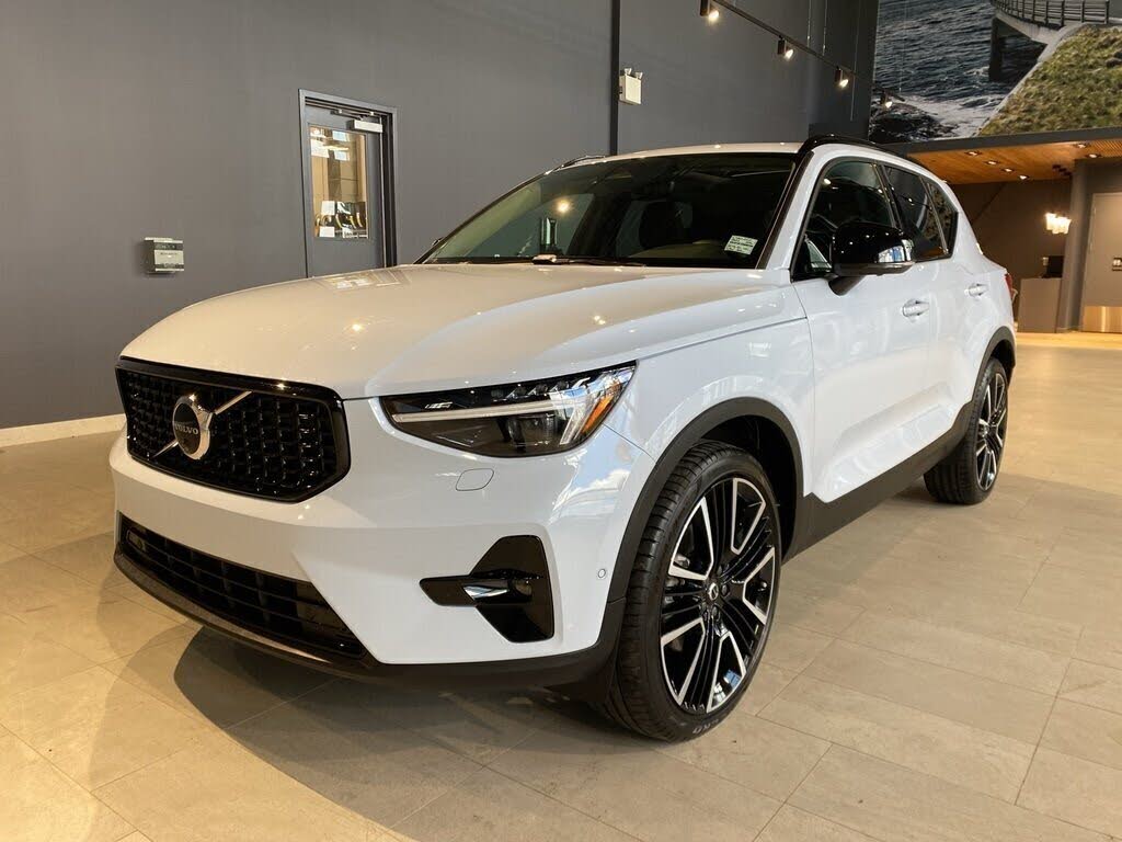 2025 Volvo XC40 B5 Ultra Dark Theme AWD