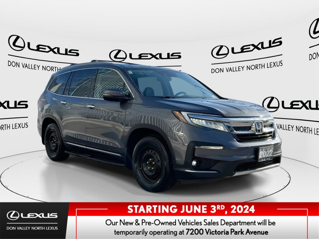 2022 Honda Pilot Touring AWD with Rear Captain's Chairs