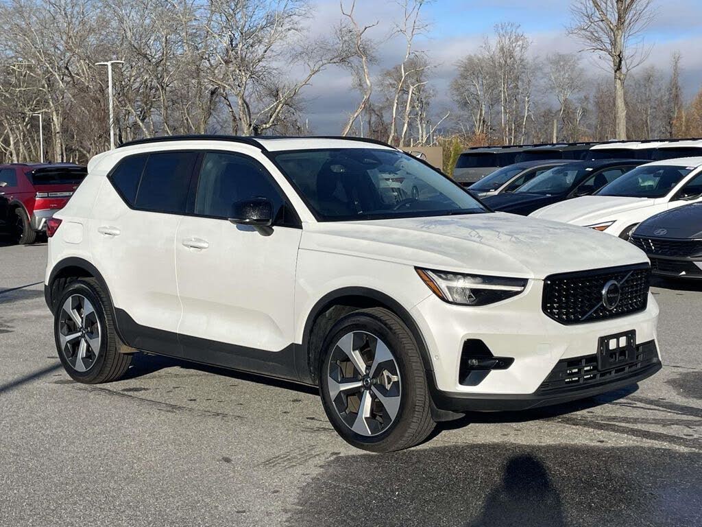 2024 Volvo XC40 B5 Plus Dark Theme AWD