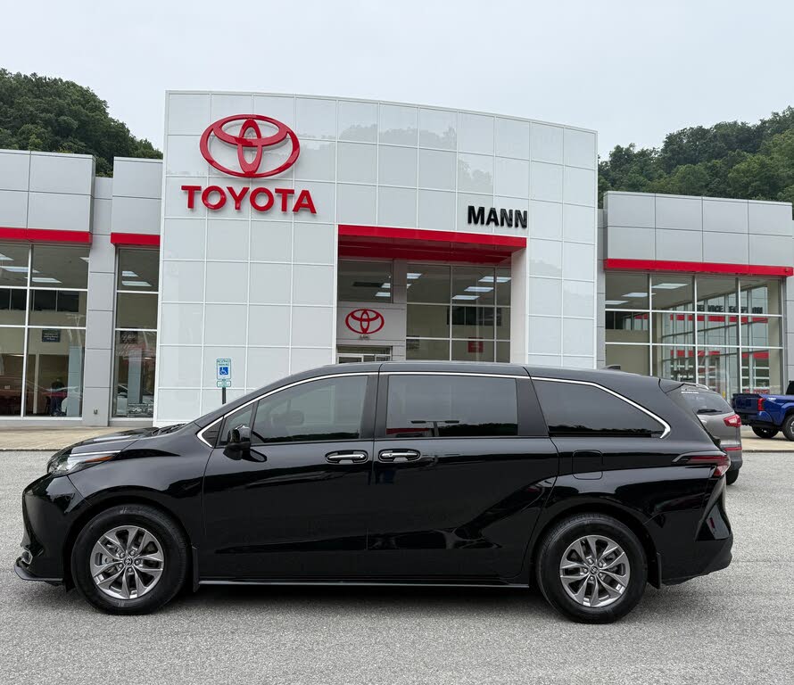 2023 Toyota Sienna XLE 7-Passenger FWD