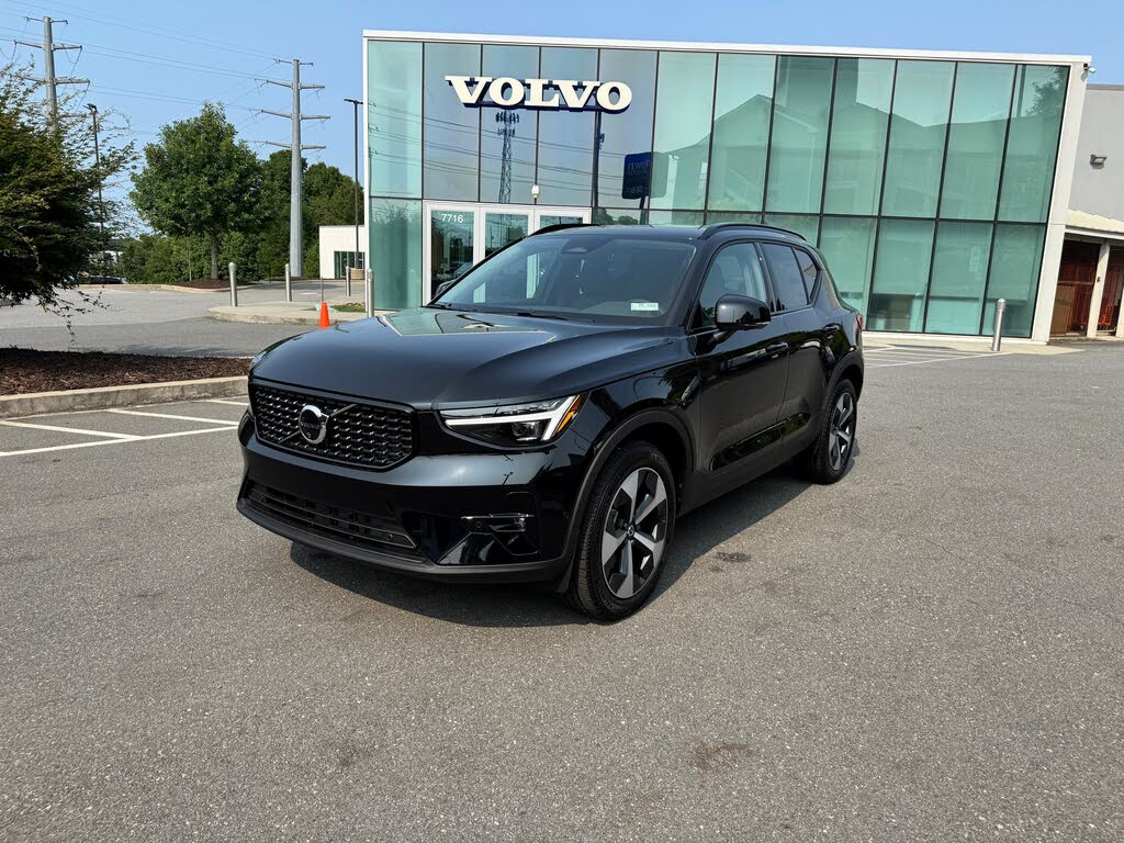2025 Volvo XC40 B5 Plus Dark Theme AWD