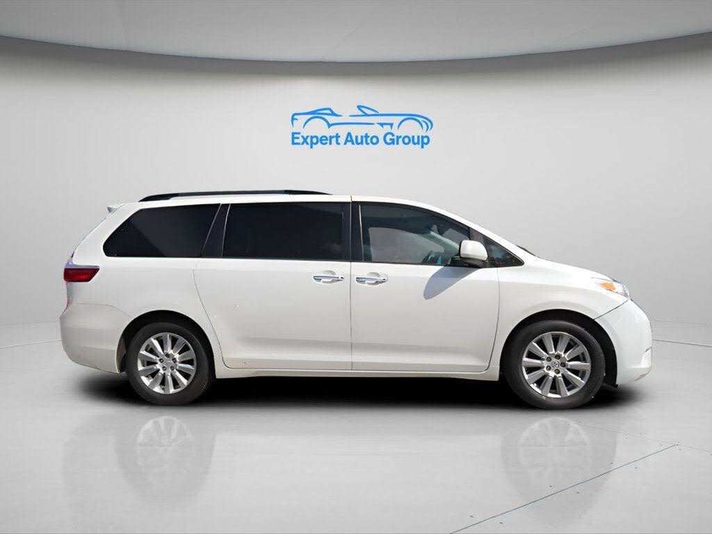 2017 Toyota Sienna XLE 7-Passenger Auto Access Seat FWD