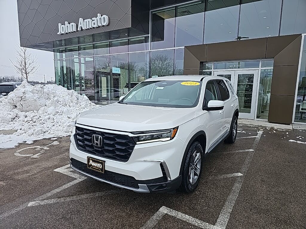 2023 Honda Pilot EX-L AWD with Captains Chairs
