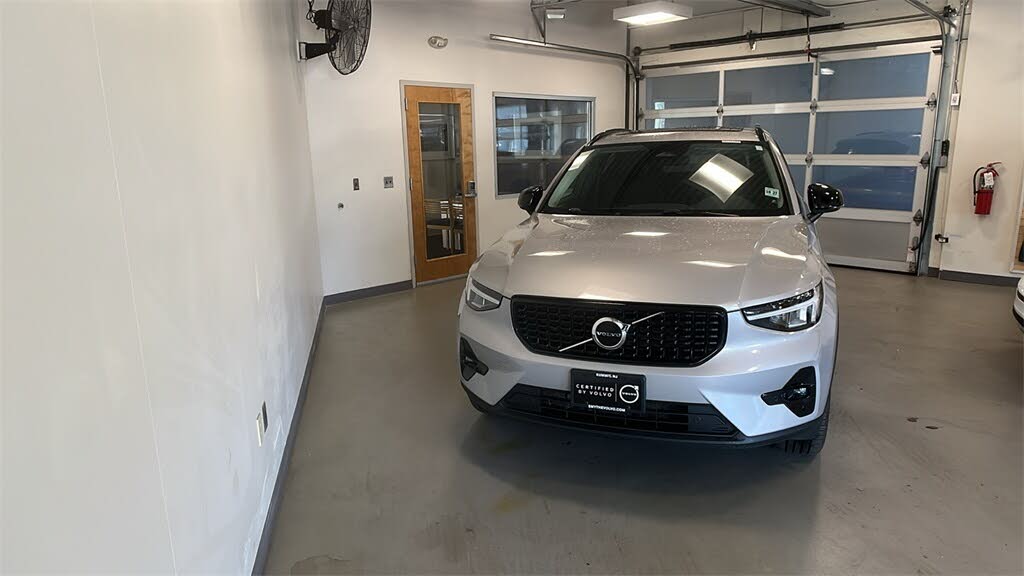2023 Volvo XC40 B5 Plus Dark Theme AWD