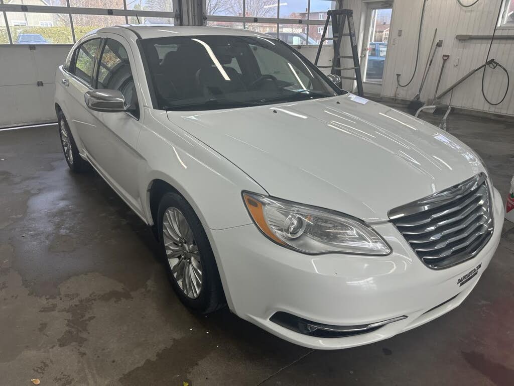 2013 Chrysler 200 Limited Sedan FWD